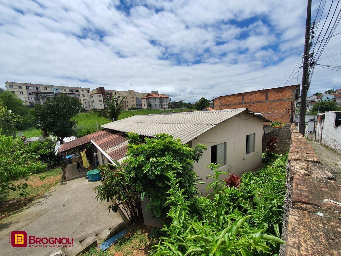 Casa Residencial com 75m², 3 quartos, 2 garagens, no bairro Capoeiras em Florianópolis