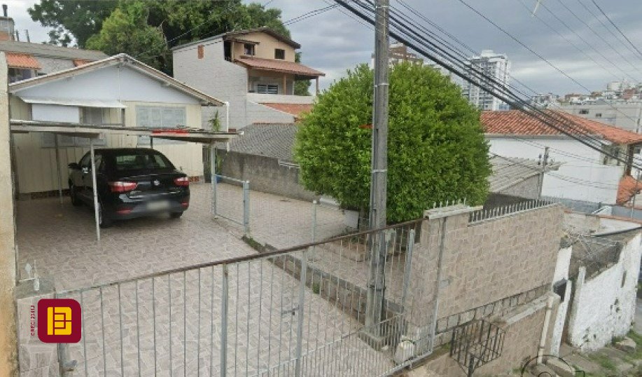 Casa Residencial com 65m², 2 quartos, 2 garagens, no bairro Estreito em Florianópolis